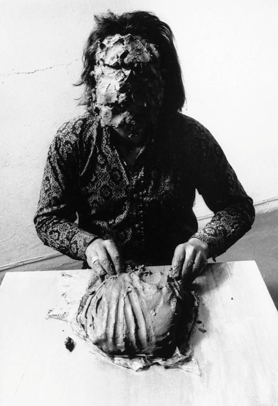 Eliseo Mattiacci Rifarsi, 1973, Tavolo in ghisa, argilla, azione alla Galleria Alexandre Jolas, Milano Fotograﬁa Claudio Abate