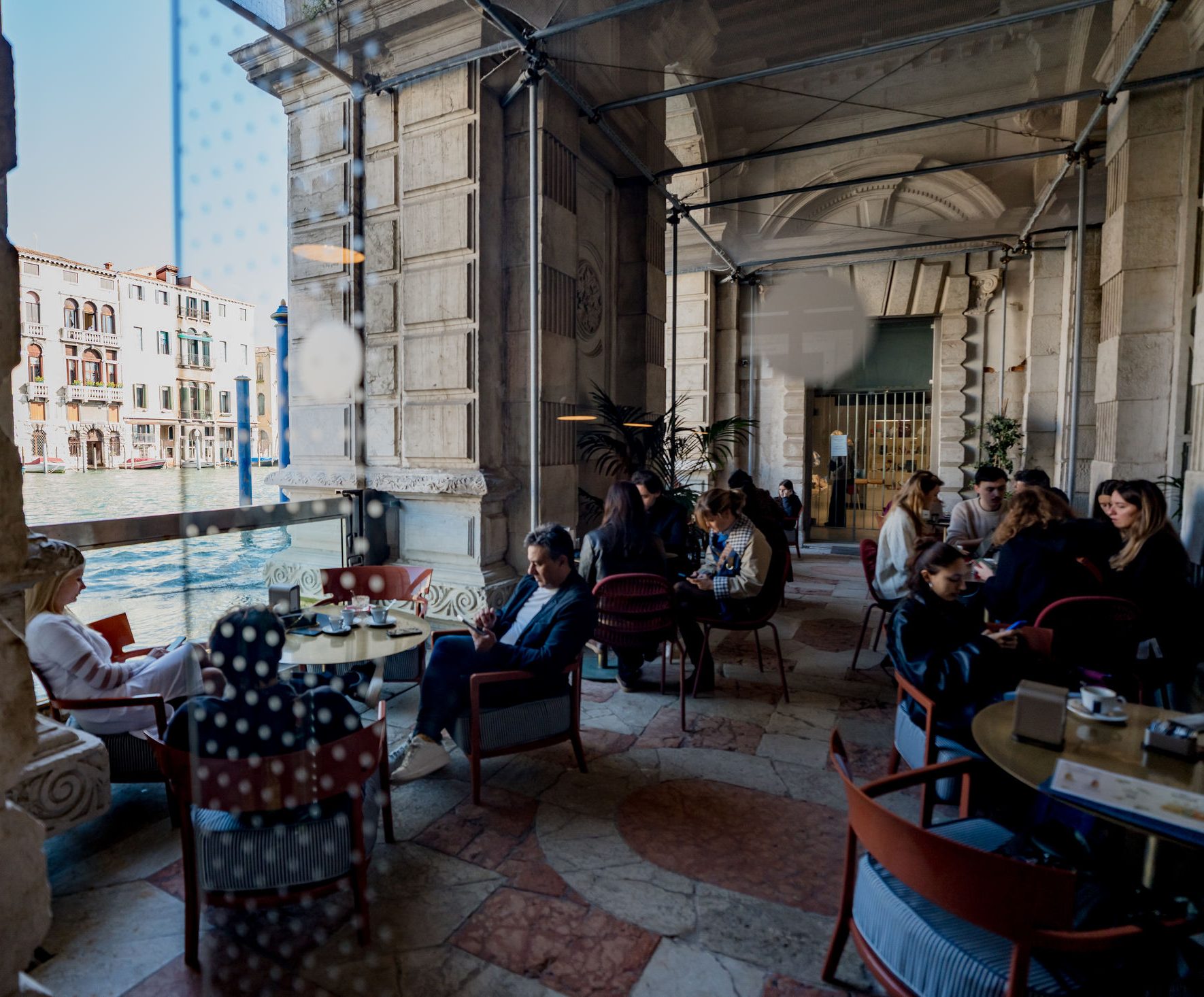 Sala all'aperto sul canal grande della caffetteria con persone sedute ai tavoli