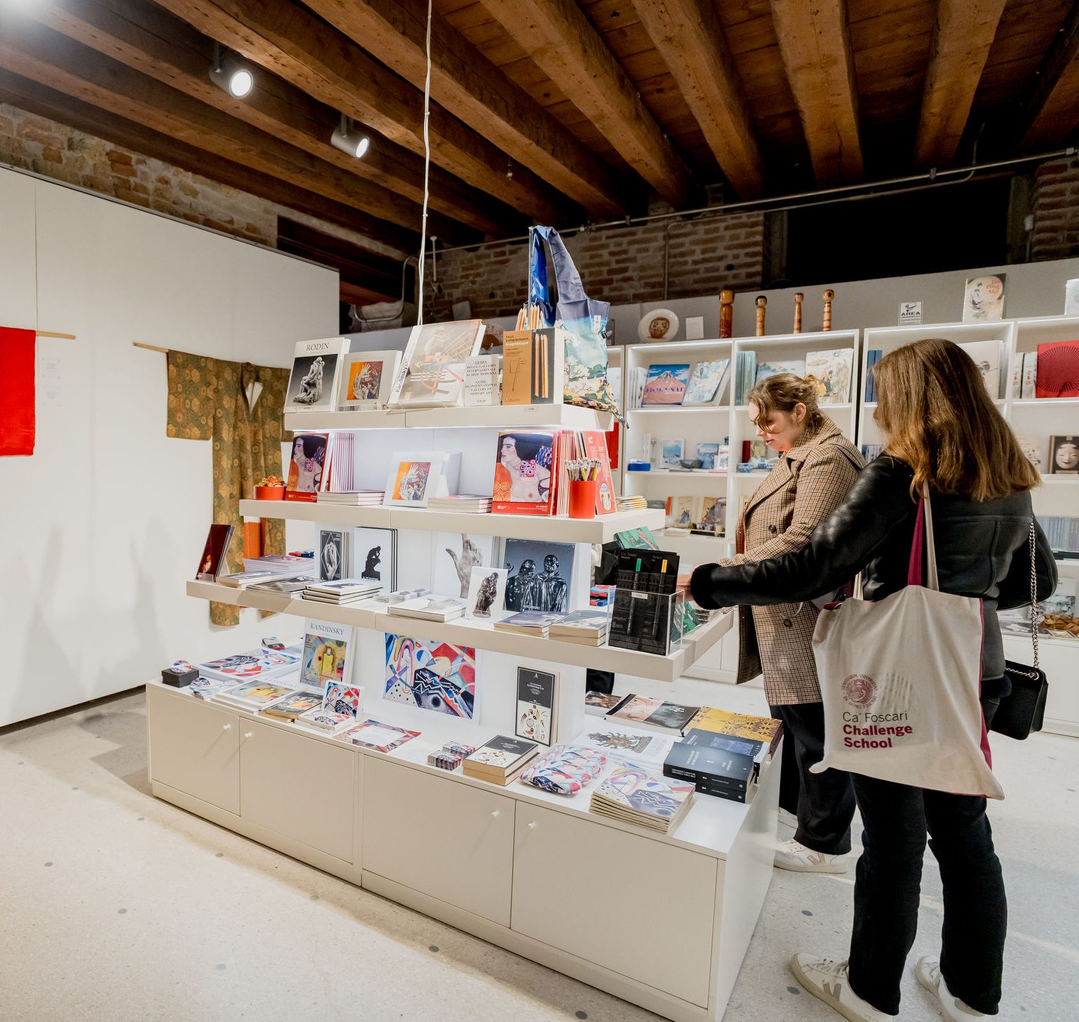 Museum store con persone