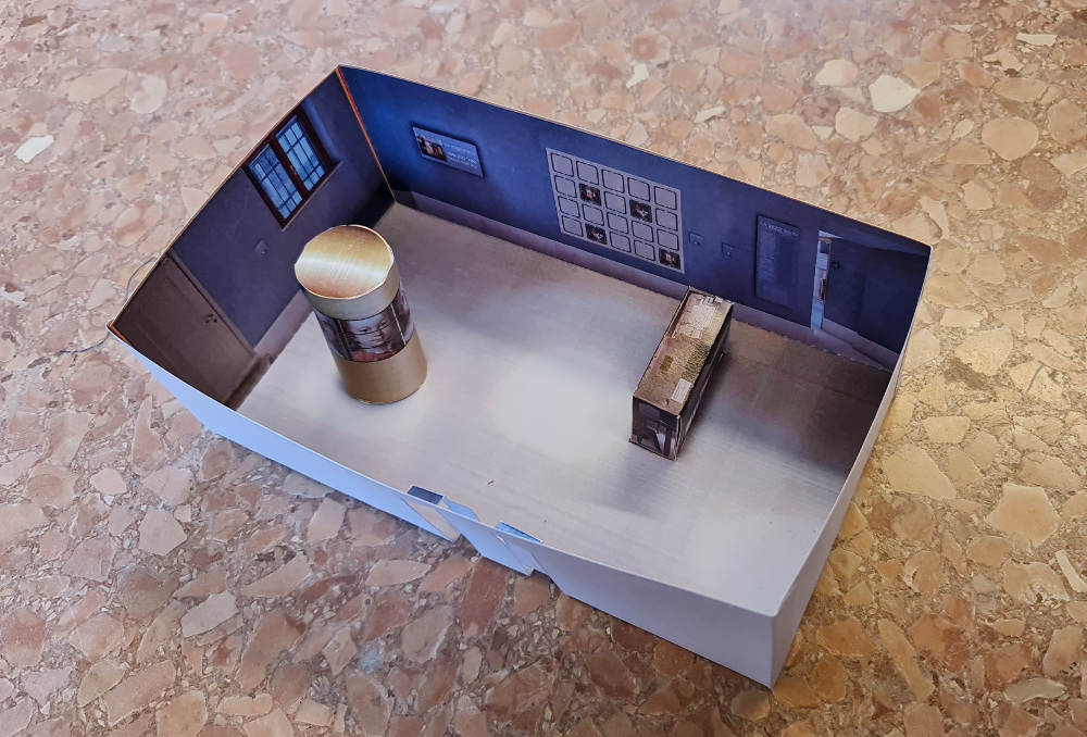 una riproduzione cartacea di una sala museale