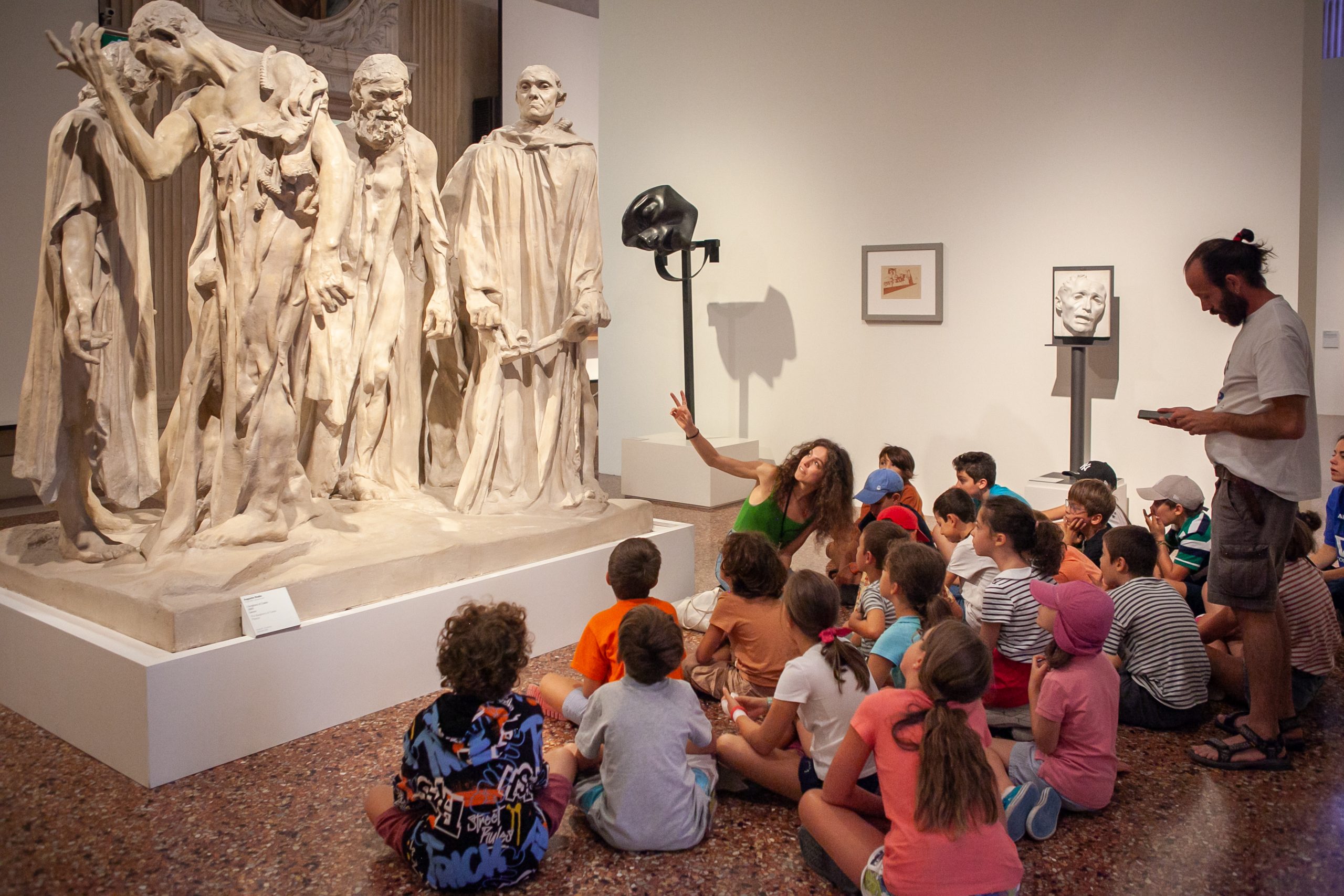 ragazzi davanti a una scultura in museo