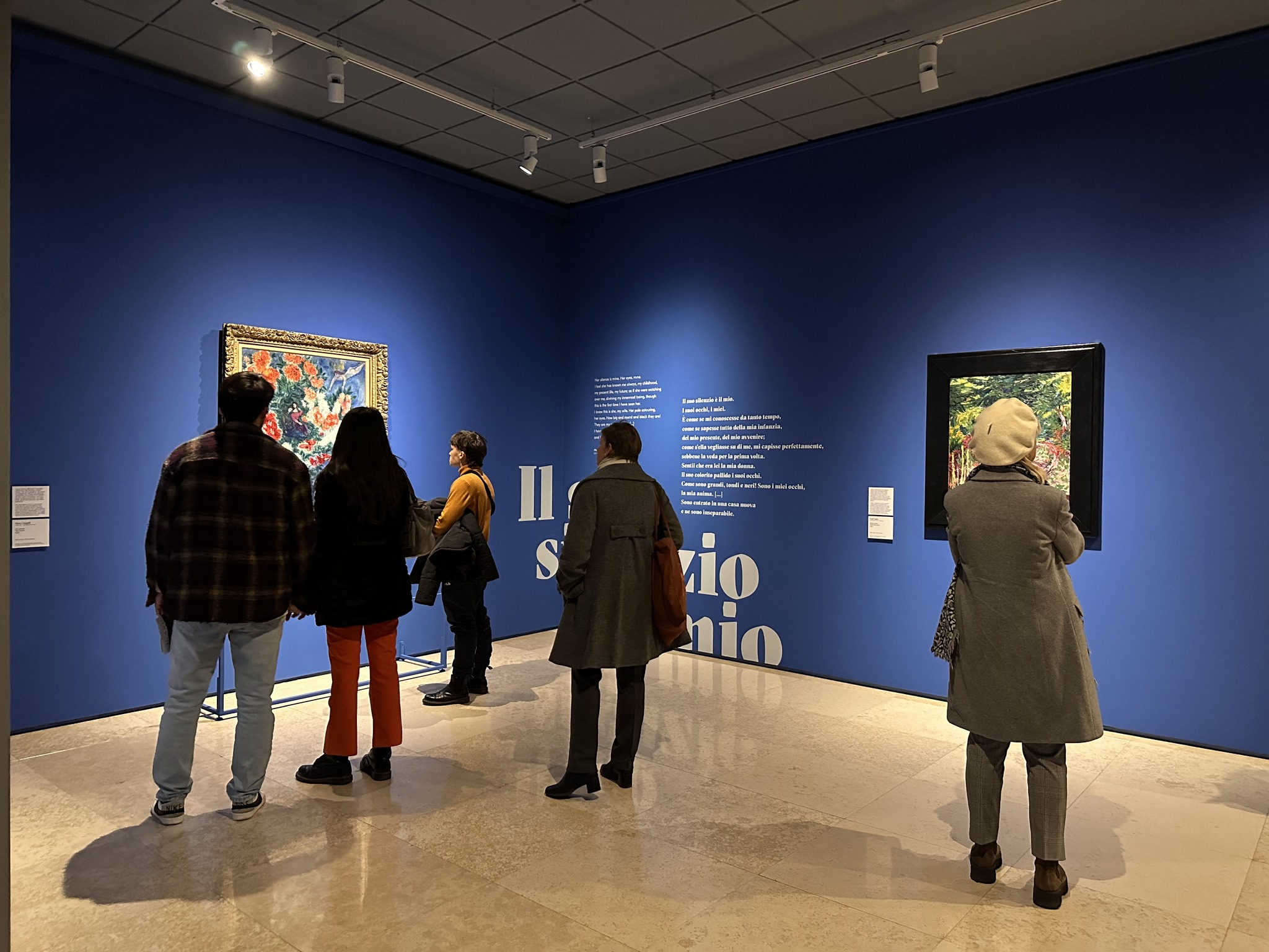 Persone in una sala espositiva