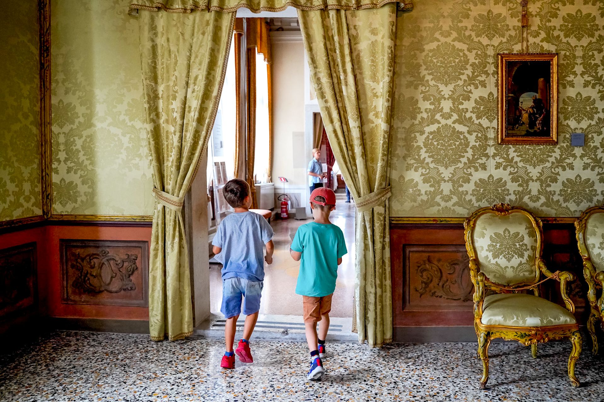 due bambini in una sala museale