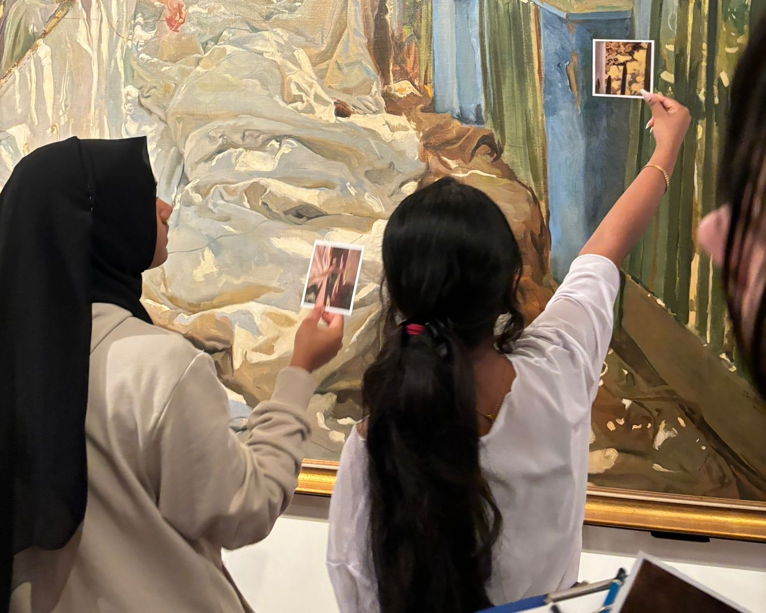 Donne di spalle davanti un'opera